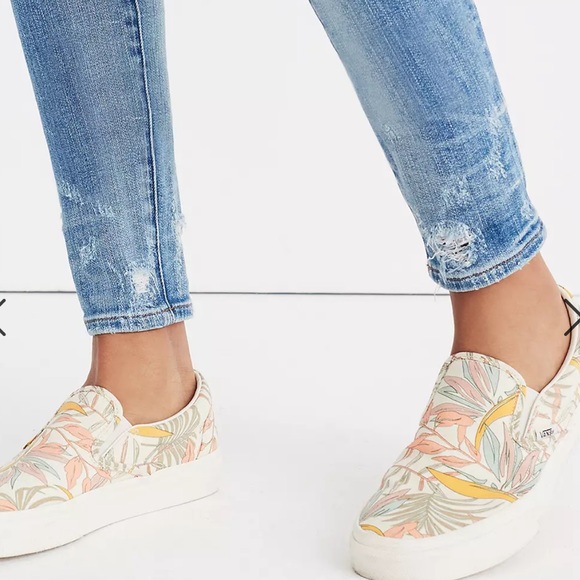 9" High-Rise Skinny Jeans: Destructed-Hem Edition size 26 - Picture 2 of 9